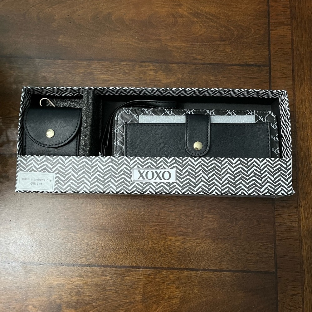 XoXo wallet and earbud case gift set, brand new.